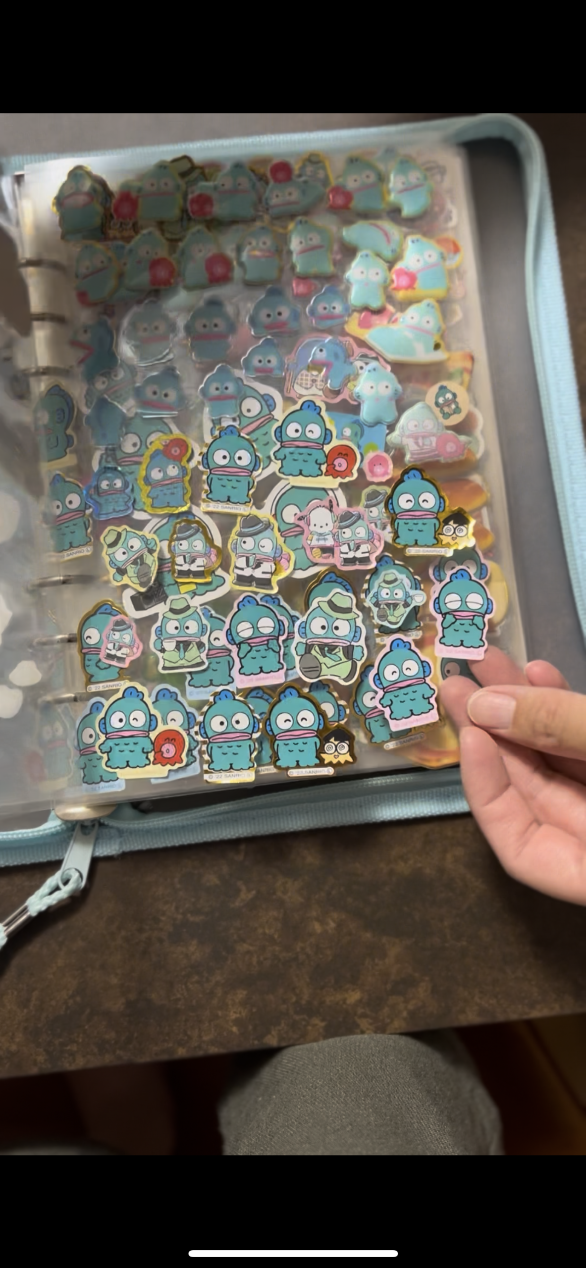 子どもがシール帳を製作している様子