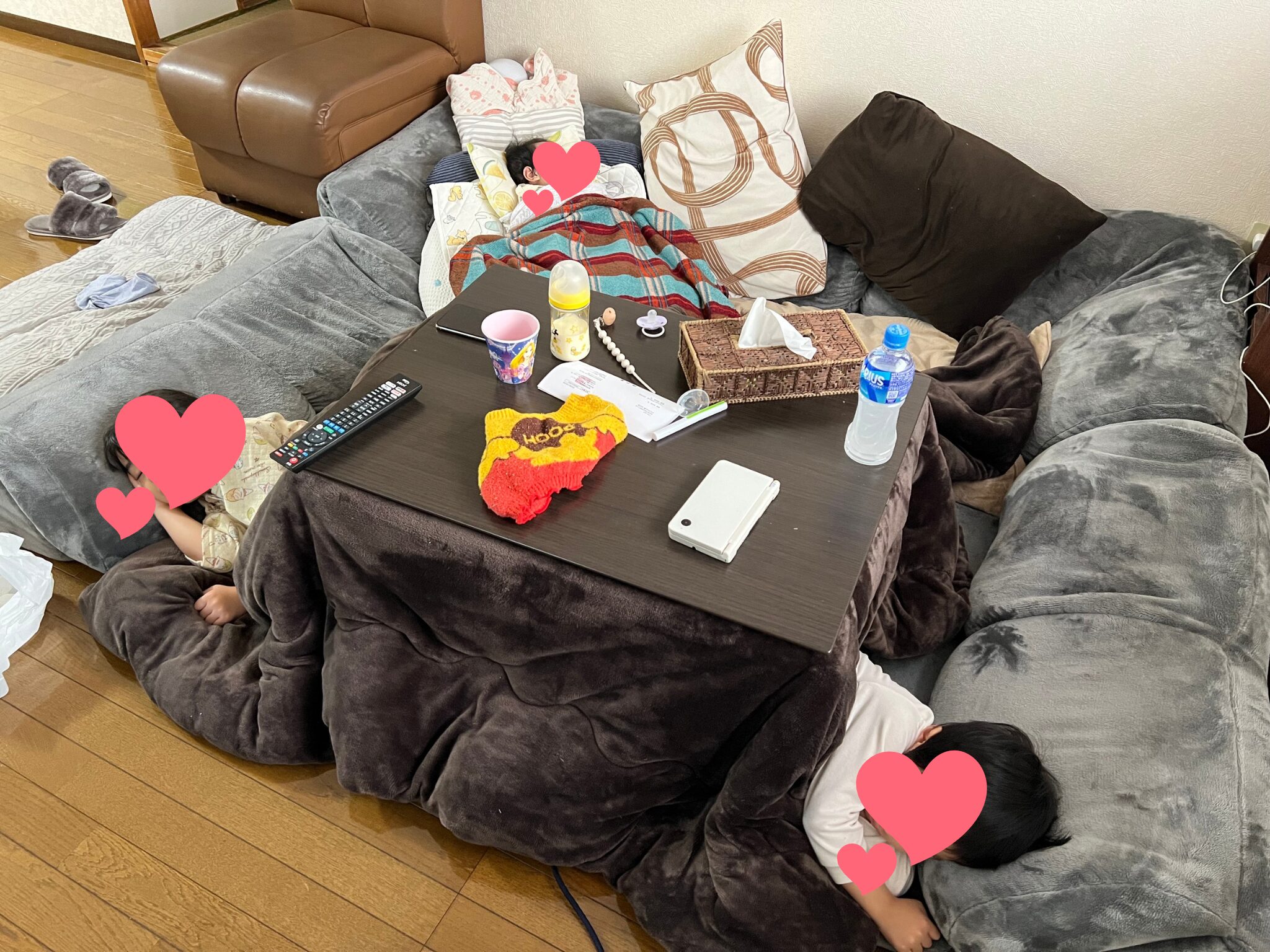 子ども3人がこたつで寝る様子